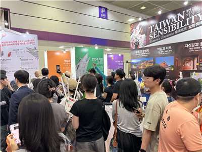 台北書展基金會今年以「台灣感性：女性情緒」為主題，於首爾國際書展打造主題館，24日開幕首日就吸印人潮駐足。(台北書展基金會提供)