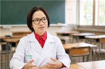 精神科醫師蔡芳茹24日表示，在教育現場中，心理健康受影響的不只是孩子，老師與家長同樣承受巨大壓力。(恩主公醫院提供)