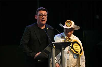 英國工黨候選人大曼徹斯特市長柏南（左）19日在重要補選中勝出，贏得國會席次。(AFP)