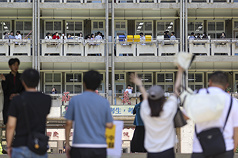115年國中教育會考5日開放網路查詢成績。圖為早前會考考場外，家長與親友向考生揮手打氣。