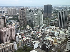 內政部國土署今天(10日)表示，截至今天已有台北、桃園、高雄及台南公告開辦老宅延壽，且民眾詢問熱度持續升高。圖為高雄亞洲新灣區一帶公寓大樓櫛比鱗次。資料照。