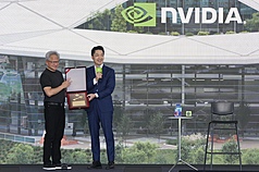 AI晶片大廠輝達（NVIDIA）2026年5月27日在台灣新總部預定地北士科T1718基地舉辦台灣員工大會，
執行長黃仁勳（左）向台北市長蔣萬安（右）喊話，輝達需要在台灣使用更多能源。圖為蔣萬安致贈台北市的市鑰給黃仁勳。資料照片。