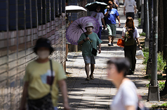 中央氣象署指出，1日颱風外圍環流影響，北部及東北部地區有不定時局部短暫陣雨。