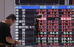 台股1日早盤達45533.53點，漲800點，再創新高。台積電早盤達2365元，漲10元，台達電達2490元，漲45元，鴻海漲15.5元至304.5元，聯發科勁揚400元至4710元。