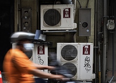 台電表示，夏月電價制度並非漲價，全年平均電價沒有改變，而民生用電多採累進計費方式，有超過97%的用戶平均用電度數低於1,000度，不會適用到8.86元的費率。圖為台北市大同區一處老房外牆掛滿冷氣壓縮機。