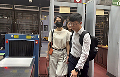 檢警獲報，台北市某生殖中心診所疑似有攝影設備拆除後留下的孔洞痕跡。台北地檢署1日指揮警方搜索，並通知謝姓診所負責人（左）到案說明。