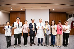 立法院社會福利及衛生環境委員會召集委員林月琴（右4）1日邀衛生福利部長石崇良（左4）考察苗栗
縣醫療機構，了解當地公共醫療建設需求等。（林月琴辦公室提供）