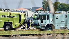 空軍一架T-34型教練機2日在岡山空軍基地執行模擬發動機失效航線訓練時墜毀，具體肇因正由空軍專案小組調查中。