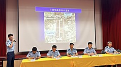 JD
T-34教練機墜毀2飛官殉職　空軍開記者會說明
空軍T-34型教練機2日上午在高雄岡山基地執行模擬
發動機失效航線訓練時於跑道北頭墜落，造成2名飛
行員殉職。空軍司令部下午召開記者會，簡報說明失
事過程。
中央社記者張已(??兼)攝　115年6月2日