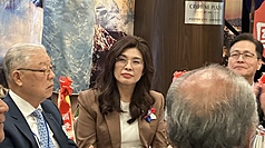 國民黨主席鄭麗文（中）2日晚間在舊金山灣區與國民黨為主的僑學界會面。