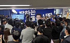 韓國地方選舉3日登場，3大電視台公布出口民調結果，在16個區域中，執政黨共同民主黨達11個區域占上風。圖為共同民主黨候選人鄭愿伍的選情中心。