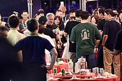 輝達執行長黃仁勳（中左）3日晚間在台北流行音樂中心戶外表演空間辦桌犒賞員工。(小提醒：禁止酒駕，飲酒勿 開車，飲酒過量，有害健康。)
