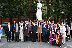 國民黨主席鄭麗文於美國時間2日在舊金山拜會僑社與駐美黨支部，以及到聖瑪莉公園向孫中山銅像行三鞠躬禮。
（國民黨提供）