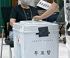 韓國地方選舉3日登場，不過爆出首爾有部分選區發生投票用紙不足爭議，共有14處投票所發生這個狀況，超過晚間9時還有地方尚未投完票。圖為首爾一處投票所。