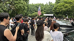 韓國地方選舉3日爆出首爾有14處投票所投票用紙不足爭議，抗議民眾徹夜守在蠶室7洞第2投票所，不讓投票箱運出，因此直到4日早上仍未完成開票。