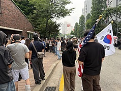首爾市長選舉及韓國其他地方主要選舉結果底定，不過因為選票不足爭議，4日在首爾松坡區蠶室7洞第2投票所的票箱仍無法運出，示威群眾持續在門外阻擋並主張選舉無效。