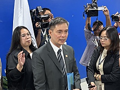 日菲將啟動專屬經濟區（EEZ）及大陸礁層海洋邊界談判，駐菲代表周民淦致函菲方，重申中華民國台灣對領土及相關海域主權，菲律賓外交部海洋事務發言人維拉紐瓦（中）4日則表示協商尚未開始。(檔案照)