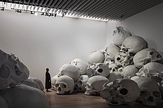 日本東京六本木森美術館舉辦的「讓．穆克」展人氣持續升溫，由於作品驚人的寫實程度與震撼的巨大比例，許多觀眾在社群媒體上分享觀展心得，引發熱烈討論。「Mass（群體）」創作於2016－2017年，收藏於維多利亞國立美術館（2018年費爾頓遺贈）。圖為2026年東京森美術館「讓．穆克」展覽現場照片。（長谷川健太攝影，森美術館提供）