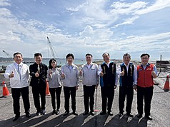 行政院長卓榮泰（右4）4日赴台北港視察營建剩餘土石方去化推動情形。（內政部提供）