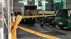 苗栗縣劉姓男子疑不滿竹南郵局平時搬運聲響太大，4日下午竟持菜刀攻擊一名郵務士，涉嫌行凶的劉男當場遭逮，郵務士送醫搶救仍宣告傷重不治。資料照片（民眾提供）