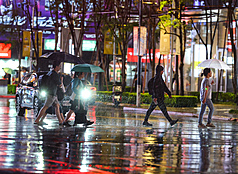 台北市5日晚上下大雨，民眾撐傘外出。資料照片。