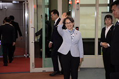 副總統蕭美琴（中）6日啟動「帛榮專案」，是上任後首次出訪友邦帛琉，在桃園國際機場登機前向現場人員揮手。