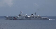 中國海警船（圖）及調查船首見聯手闖入東沙限制水域，海警船被驅離時稱「台灣前途在於國家統一」，海巡則回應，「你們行為證明中國的和平是騙局」。（海巡署提供）