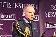 英國國防參謀長奈頓上將示警，俄羅斯軍機今年以來侵犯北約空域的次數，已與去年一整年相當。圖為奈頓去年12月在英國智庫「皇家聯合軍事研究所」發表年度演說。（RUSI提供）