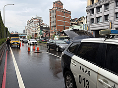台北市7日下午強降雨，環河北路一段389號對面、北往南車道人孔蓋因氣壓過高噴飛，並造成路面凹洞，3車壓過爆胎，幸人無傷。（台北市政府提供）