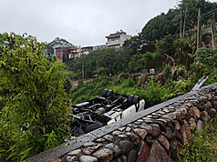 南投縣仁愛鄉台14線79公里處7日傍晚1輛中型巴士翻落邊坡，疑因陡坡及彎道行駛不慎導致，駕駛連同車上15名菲律賓籍遊客均送醫，其中有1人腦溢血、2人骨折嚴重。（讀者提供）