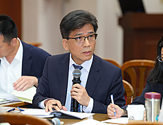 金管會主委彭金隆16日表示，台灣金融三業過去交出亮眼成績單，為與社會共享成長果實，研議的「金融大回饋」指引，已接近完成，預計7月正式對外發布。(資料照)