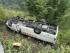1輛中型巴士7日行經台14線南投縣仁愛鄉霧社路段翻落邊坡釀16人送醫，南投縣警察局仁愛分局、交通部
公路局中區養護工程分局埔里工務段、公路局台中區監理所南投監理站8日到場釐清事故經過。
