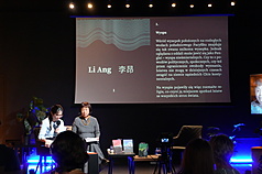 作家李昂（台上右）親自朗讀其小說作品「彼岸的川婆」精選片段。