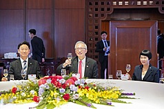 外交部政務次長吳志中（中）8日午宴韓國跨黨派議員團，與韓國「祖國革新黨」議員金載原（Kim Jae Won，右）與「共同民主黨」議員郭相彥（Kwak Sang Eon，左）舉杯祝酒。（外交部提供）