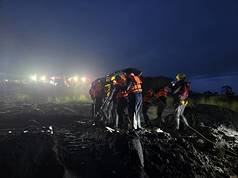 花蓮馬太鞍溪8日下午鄧姓工地主任駕駛吉普車遭溪水沖走失聯，晚間警消接獲報案指下游有民眾呼救，以空拍機熱顯像儀定位，救出鄧姓男子。（花蓮縣消防局提供）