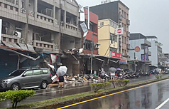 新竹市消防局表示，高翠路住宅9日發生疑氣爆事故，初步研判為瓦斯氣爆，現場可見建物外牆及窗戶嚴重毀損，道路滿布磚塊、鐵皮及玻璃等碎片，多輛停放路旁車輛受波及，消防及警方等單位，持續搜救與清理。