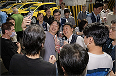 交通部長陳世凱（中右）8日晚間前往台北市建國計程車服務站慰勉站內人員與駕駛辛勞。（交通部提供）