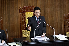 立法院12日三讀通過《公職人員選舉罷免法》修法，排除「受緩刑宣告者或得易服社會勞動的自由刑者」的候選人消極資格限制。圖為立法院副院長江啟臣敲槌。資料照片。
中央社記者趙世勳攝　115年6月9日