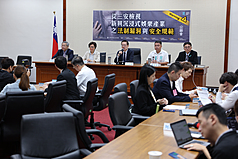 近期國內發生密室逃脫場所意外死傷事件，引發各界關注，民眾黨立法院黨團9日舉辦「從三安檢視新興沉浸式娛樂產業之法制漏洞與安全規範」公聽會，邀請相關主管機關、學者與產業代表共同研擬具體改善方向。