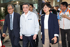 行政院長卓榮泰（前中）9日下午赴行政院新莊聯合辦公大樓視察進駐機關員工子女非營利幼兒園，教育部長鄭英耀（前左1）、民進黨新北市長參選人蘇巧慧（前右1）陪同。