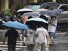氣象署指出，10日下半天起，隨著鋒面逐漸南移至巴士海峽，各地降雨將逐漸趨緩。資料照片。