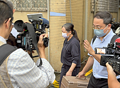 陸配徐春鶯涉反滲透法等罪遭起訴，新北地方法院9日裁定以新台幣200萬元交保、限制住居及出境出海。晚間約6時，徐春鶯（中）辦理完交保離開法院。