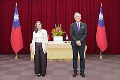 外交部政務次長吳志中（右）9日頒贈駐台北以色列經濟文化辦事處代表游瑪雅（Maya Yaron，左）「睦誼外交獎章」。
（外交部提供）