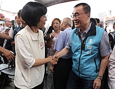 新北市長選戰升溫，民進黨新北市長參選人蘇巧慧日前參加原住民青年論壇關心原住民政策，國民黨新北市長參選人李四川14日則出席台灣新住民黨新北市黨部成立大會，藍、綠陣營積極搶攻多元族群選票。圖為兩人出席活動見面握手致意。資料照。