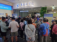受滯留鋒面及西南氣流影響，馬祖8至9日大部分班機暫停起降，台馬交通船則因浪大停駛，導致大量旅客滯留馬祖，10日啟動軍機疏運。圖為民眾於軍機補位作業櫃檯前等待。