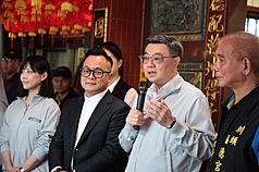 PD
卓榮泰：全台大雨中南部水庫都有進帳
行政院長卓榮泰（右2）10日前往基隆七堵區接連參
拜3間廟宇時表示，近日的風雨對台灣而言是「及時
雨」，因為中南部許多水庫都有進帳，讓民生用水不
缺、沒煩惱。
（行政院提供）
中央社記者沈如峰基隆傳真　115年6月10日