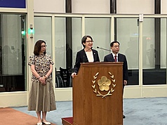 副總統蕭美琴（中）結束「帛榮專案」出訪行程，10日晚間順利返抵國門，在機場發表談話指外交任務圓滿完成，感謝帛琉政府及人民給的溫暖與支持。