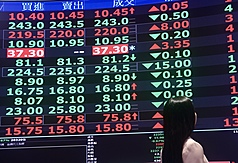 台股26日大跌1683.50點，加上美股費城半導體指數下跌5.29%，台積電ADR跌0.61%，分析師認為，AI科技股帶動台股不斷創高，漲多回檔並非基本面變差，現階段先觀察歐洲央行舉辦論壇內容、美國公布非農就業數據。