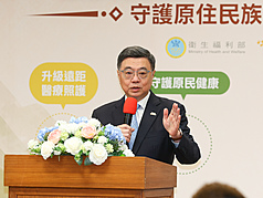 為守護原民健康，衛福部與原民會攜手合作，11日舉辦記者會呼籲返鄉族人陪同家人善用公費疫苗與疾病篩檢。行政院長卓榮泰致詞時透露，目前正評估帶狀疱疹疫苗公費接種的成本效益。