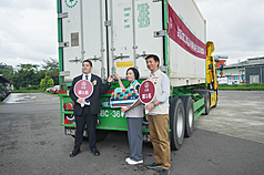 台灣豬肉「三疫清零」後重返國際市場，11日台畜公司在屏東舉行封櫃儀式，在農業部常務次長杜文珍
（中）、台畜董事長張華欣（左）及屏東縣副縣長黃國榮（右）見證下，封櫃啟航新加坡。